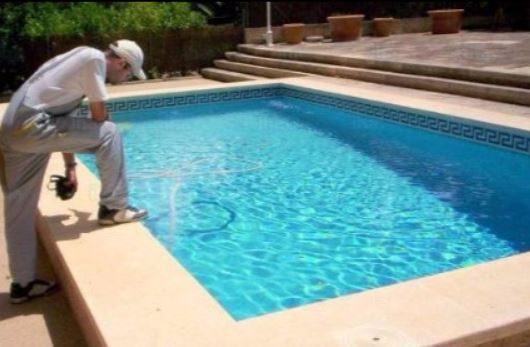 a picture of a pool contractor working in Pleasant Hill, CA