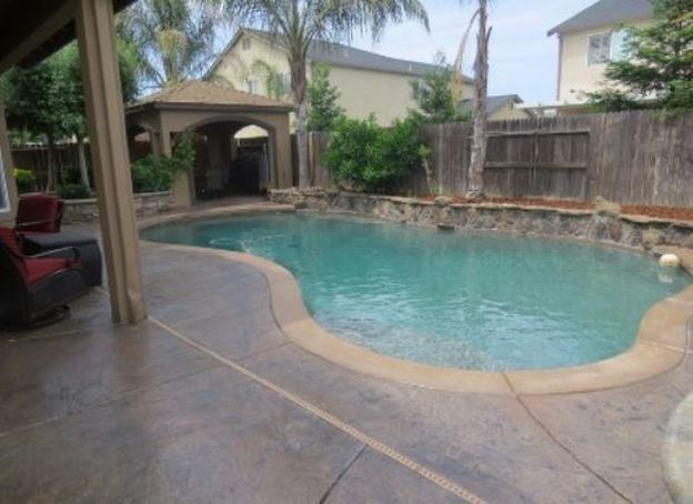 a picture of a pool deck cleaner in walnut creek, ca